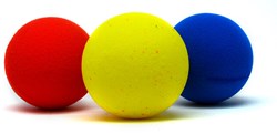 3 balles en mousse 70 mm gl/bl/rd en pack.