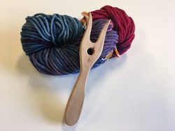 Filges Strickgabel Spielzeug mit Strickwolle rot und rosa - kreatives Handarbeiten