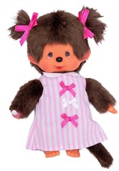 Sekiguchi 223589 Original Monchhichi Mädchen, aus braunem Plüsch, mit pink-weiß gestreiftem Kleid und Zöpfen mit Schleifen, ca. 20 cm