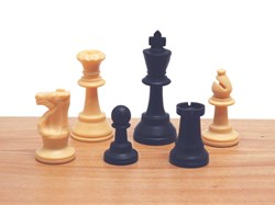 HOT Games Schachfiguren Kunststoff 77 mm schwarz-weiß Staunton im Beutel
