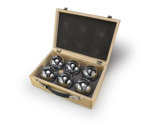 Taktische Boule (Pétanque) in einer Holzkiste