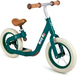 Lernen Sie das Fahren auf einem Hape Laufrad, grün