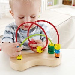 Hape Kugelbahn Lernspielzeug mit Saugnäpfen und bunten Perlen