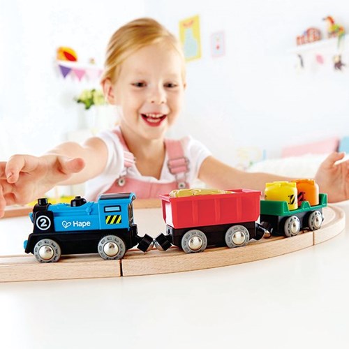 Hape batteriebetriebener Zug - Spielzeug-Güterzug mit bewegender Ladung