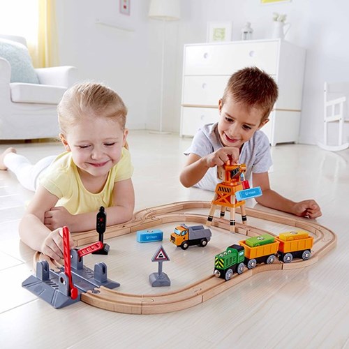 Hape circuit de train en bois avec grue - set de jeu grue magnétique