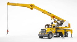 Bruder Kranwagen Mack Granite mit Liebherr Kran - gelbes Spielzeug-Baufahrzeug