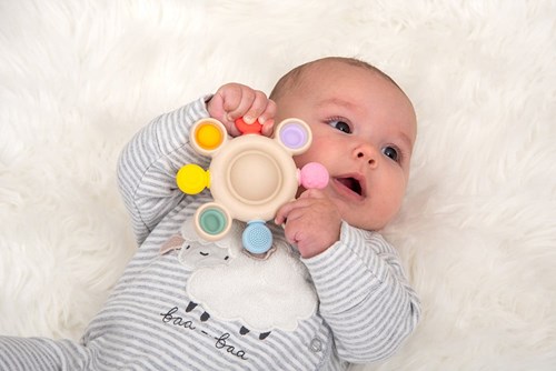 TickiT Silikon Beißring sensorisches Spielzeug Regenbogen Baby-2